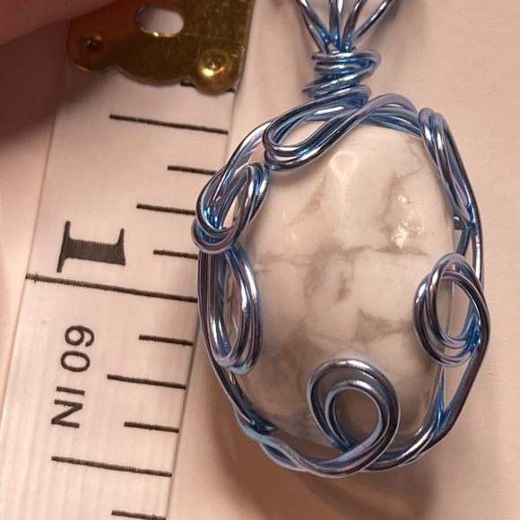 Howlite wire wrapped pendant - Picture 4 of 5